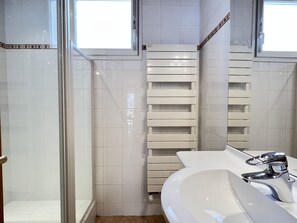 Bathtub, hair dryer
