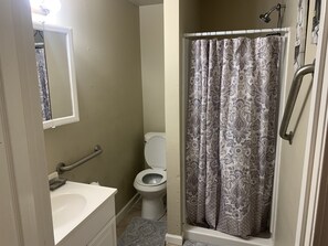Shower, hair dryer, towels - 2 bedroom private vacation home in new orleans (New Orleans)