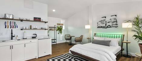 Tabla de planchar con plancha, wifi y ropa de cama