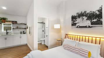 Een strijkplank/strijkijzer, reisbedje, wifi, beddengoed