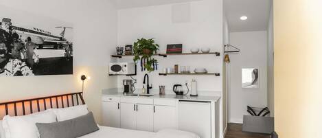 Tabla de planchar con plancha, wifi y ropa de cama