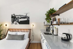 Iron/ironing board, WiFi, bed sheets