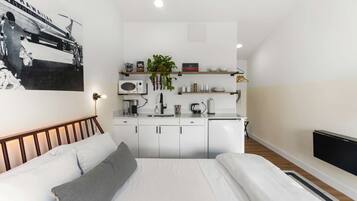 Een strijkplank/strijkijzer, wifi, beddengoed