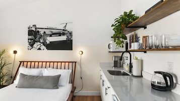 Een strijkplank/strijkijzer, wifi, beddengoed