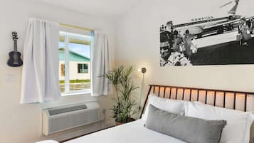 Tabla de planchar con plancha, wifi y ropa de cama