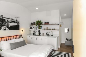 Iron/ironing board, WiFi, bed sheets - SCH18 · Waiakapuhi Studio suite.ʻoluʻolu pālua (Chandler)