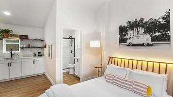 Een strijkplank/strijkijzer, wifi, beddengoed