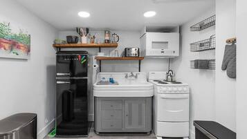 Coffee/tea maker, cookware/dishes/utensils, spices