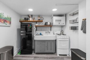 Kaffe- och tebryggare, grytor/köksredskap och kryddor