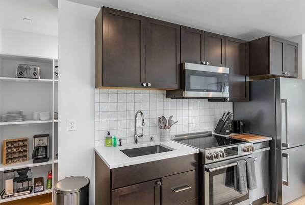 Fridge, microwave, oven, stovetop - CH09 - The Sweetest Hill - 81 Walkscore! (Seattle)