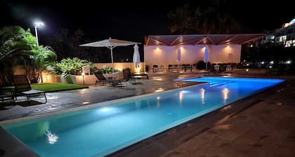 STUDIO Hotel Room, Free WIFI, POOL, Mullet bay BEACH and full GYM!!