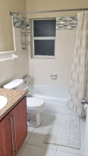Bathtub, hair dryer - Glam 2 Bedroom Apartment 4 Miles from Hard Rock Hotel (Cooper City)