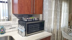 Fridge, microwave, oven, stovetop - Glam 2 Bedroom Apartment 4 Miles from Hard Rock Hotel (Cooper City)