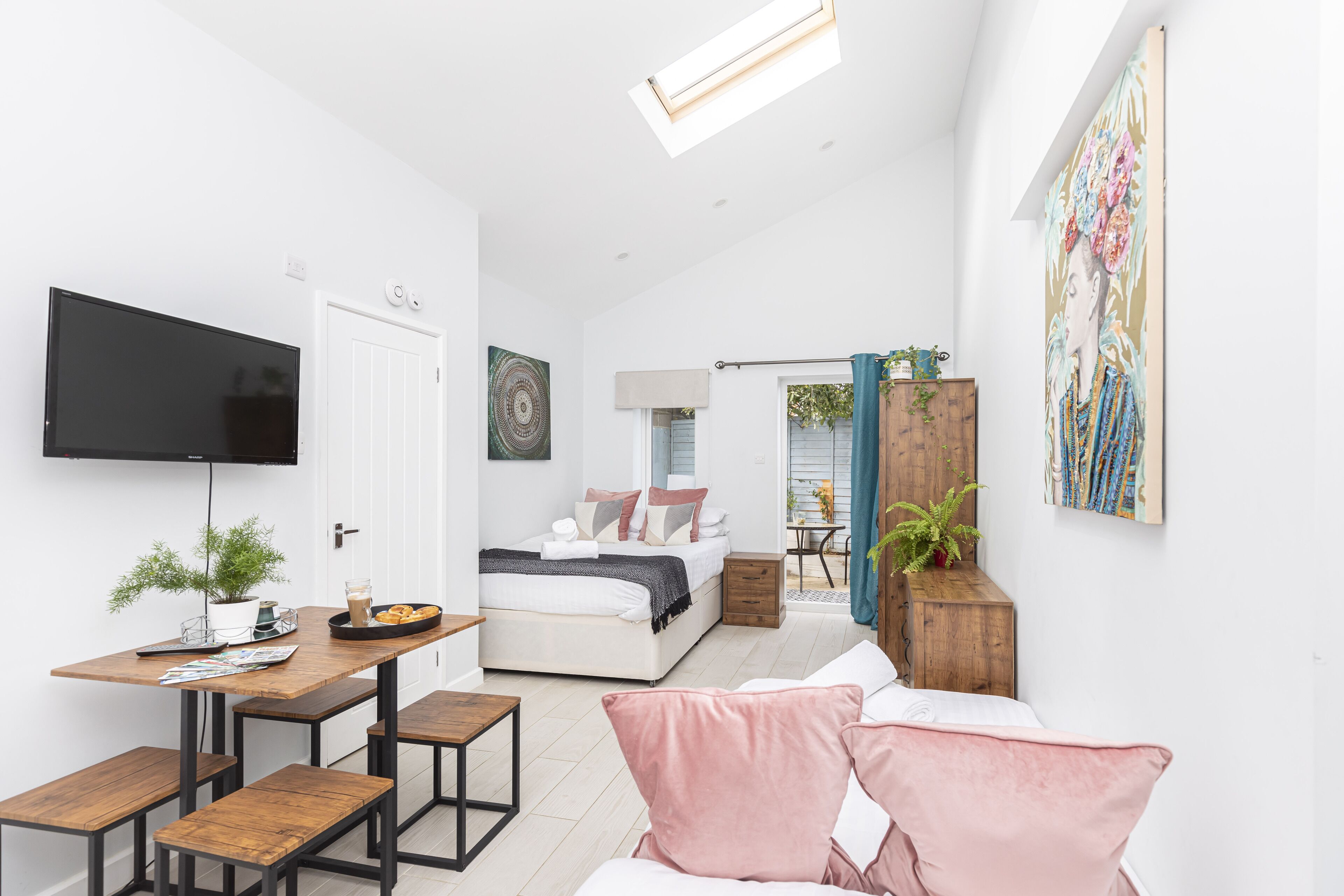 1 slaapkamer, een strijkplank/strijkijzer, wifi, beddengoed