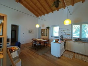 Réfrigérateur, un four, surface de cuisson, lave-vaisselle
