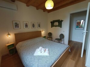 2 chambres, bureau, fer et planche à repasser, lit parapluie