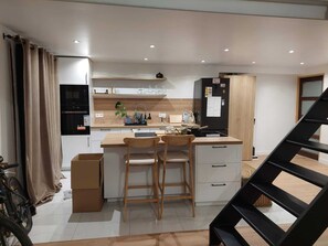 Fridge, microwave, oven, stovetop - Chambre Privée Dans un Loft Lumineux, Ravissant (Saint-Denis)