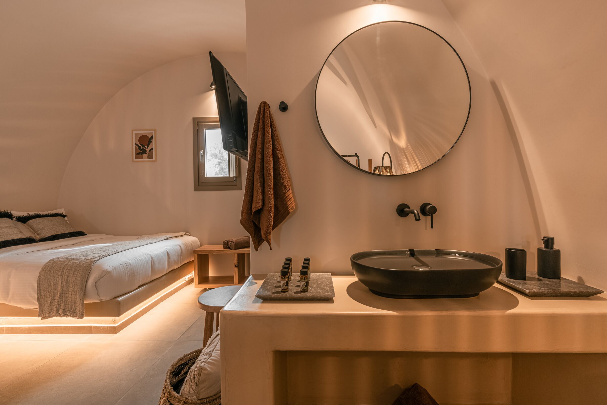 Chuveiro, chuveiro com efeito de chuva, secador de cabelo, chinelos