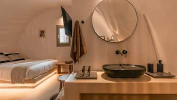 Chuveiro, chuveiro com efeito de chuva, secador de cabelo, chinelos