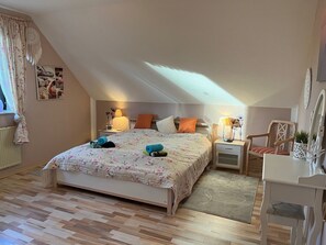 2 chambres, bureau, fer et planche à repasser, lit parapluie