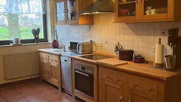 Een koelkast, een magnetron, een oven, een kookplaat