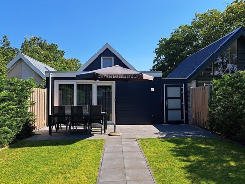 Comfortable and modern furnished holiday home, sleeps 6, WiFi on quiet holiday park close to beach, woods and dunes