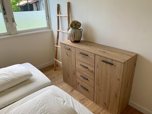 2 bedrooms, travel crib, free WiFi