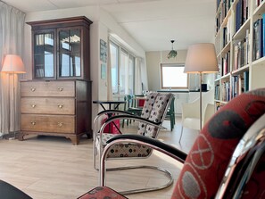 TV - Close to beach, spacious city centre flat, 2 bedrooms, WiFi, washing machine (Petten)