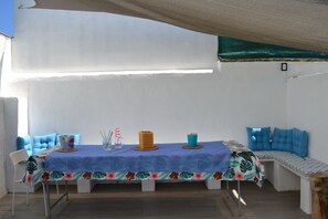 Outdoor dining - House in Costa Cadis Villa Buganvillas (Chiclana de la Frontera)
