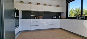 Kühlschrank, Mikrowelle, Ofen, Geschirrspüler