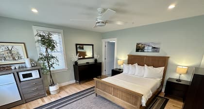 Beautiful 1 Bed/ 1 Bath/ Dog Friendly/ Newly Renovated with Parking off Thames St.