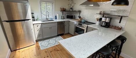 Réfrigérateur, four à micro-ondes, un four, surface de cuisson