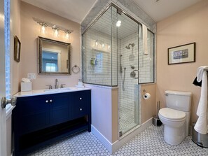 Secador de pelo y toallas