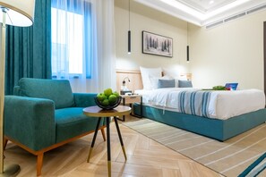 Rom – deluxe, 1 kingsize-seng | Safe på rommet, skrivebord og skrivebord for bærbar PC