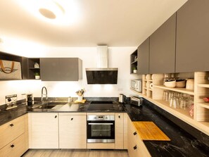 Fridge, oven, stovetop, dishwasher