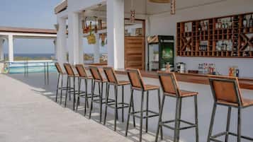 Bar junto a la piscina