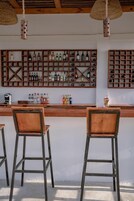 Bar junto a la piscina