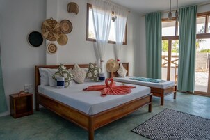 Escritorio, sistema de insonorización, wifi gratis y ropa de cama 