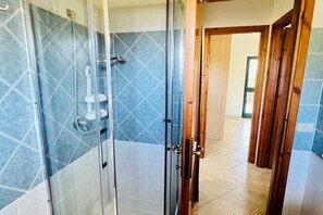 Een douche, een haardroger, een bidet