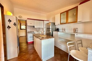 Jääkaappi, uuni, liesi, keittoastiat/astiat/ruokailuvälineet