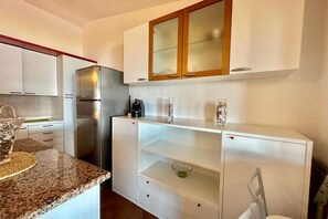 Kühlschrank, Ofen, Herdplatte, Kochgeschirr/Geschirr/Besteck