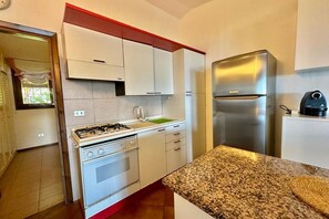 Jääkaappi, uuni, liesi, keittoastiat/astiat/ruokailuvälineet