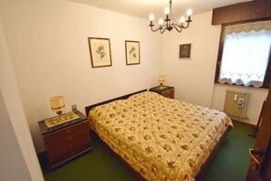2 bedrooms, bed sheets