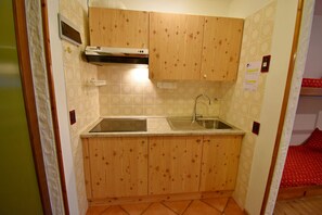 Fridge, coffee/tea maker, electric kettle, cookware/dishes/utensils - NARDIS 15 Studio Apartment (Madonna di Campiglio)