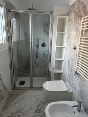 Douche, sèche-cheveux, bidet, serviettes fournies
