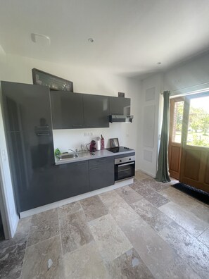 Kühlschrank, Mikrowelle, Ofen, Wasserkocher mit Kaffee-/Teezubehör