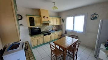 KĂŒhlschrank, Mikrowelle, Ofen, Herdplatte