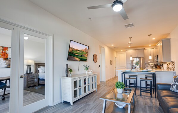 Interior - The Cays, Comfort and Relaxation Await! 1 Month Min, Heated Community Pool (Chandler)