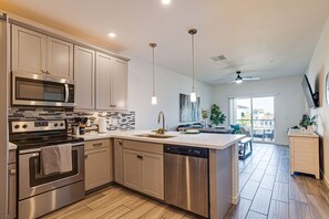 Fridge, microwave, oven, stovetop - The Cays, Comfort and Relaxation Await! 1 Month Min, Heated Community Pool (Chandler)