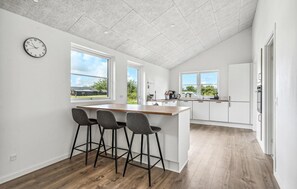 Kühlschrank, Geschirrspüler, Wasserkocher mit Kaffee-/Teezubehör